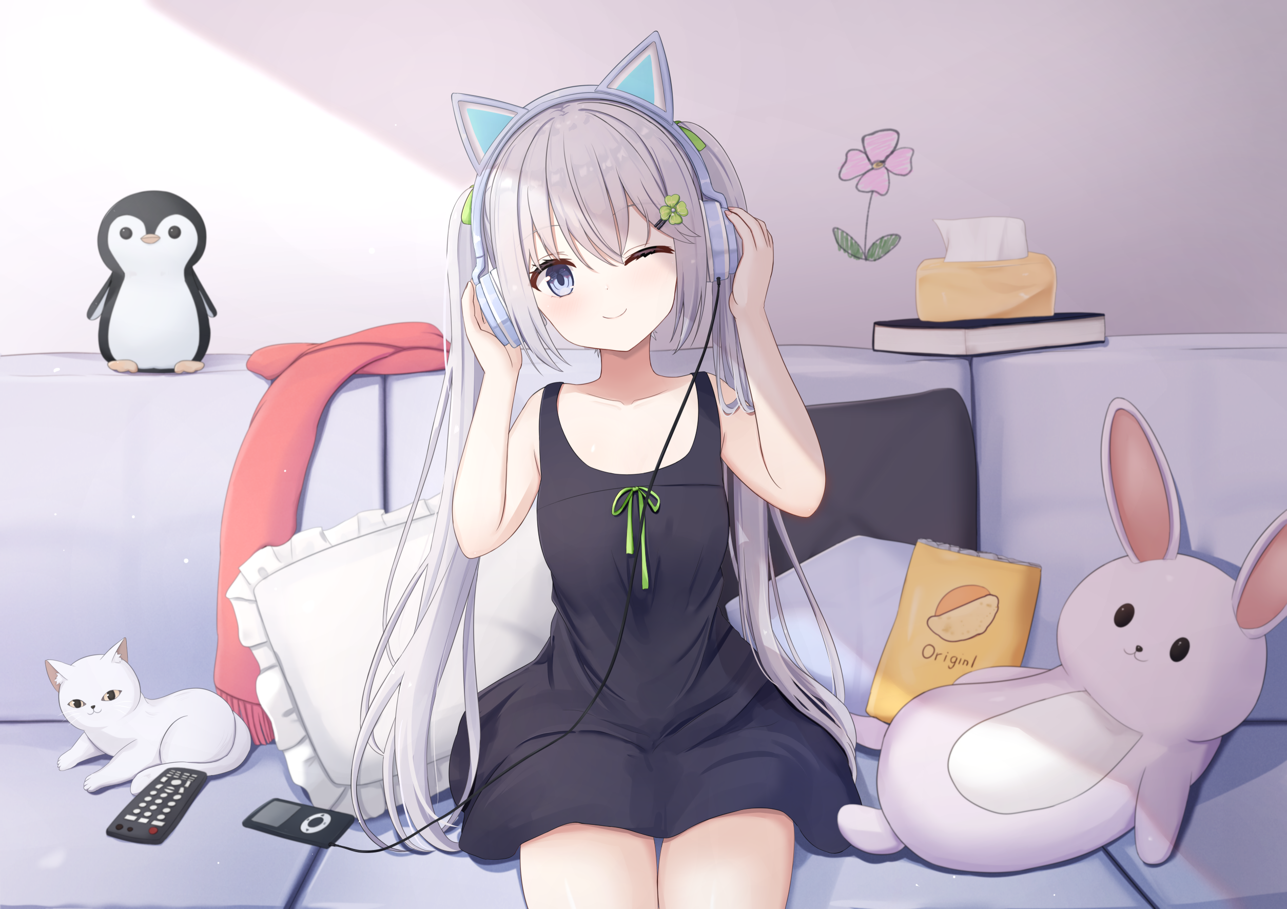 猫耳娘、耳机、沙发 图片素材